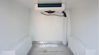 Interior de un furgón con aislación térmica de poliuretano